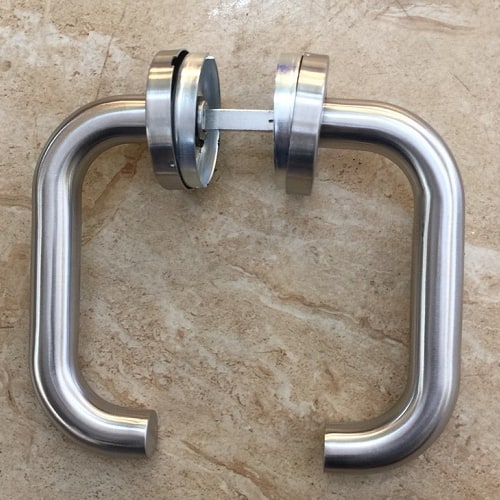 Tay nắm chữ C inox 304 lắp trên cửa thép chống cháy