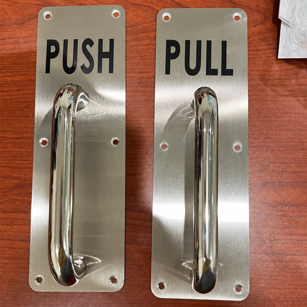 Ảnh 2 — Tay nắm PULL–PUSH inox 304