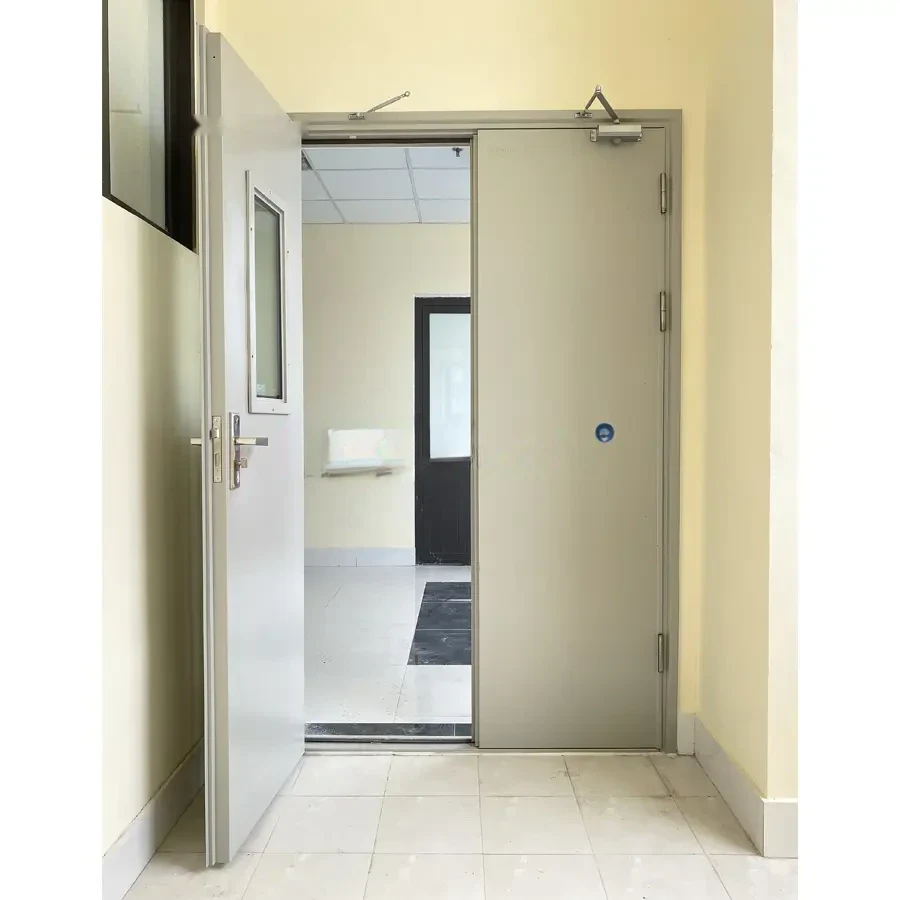 Ảnh 3 — Cửa chống cháy có ô kính