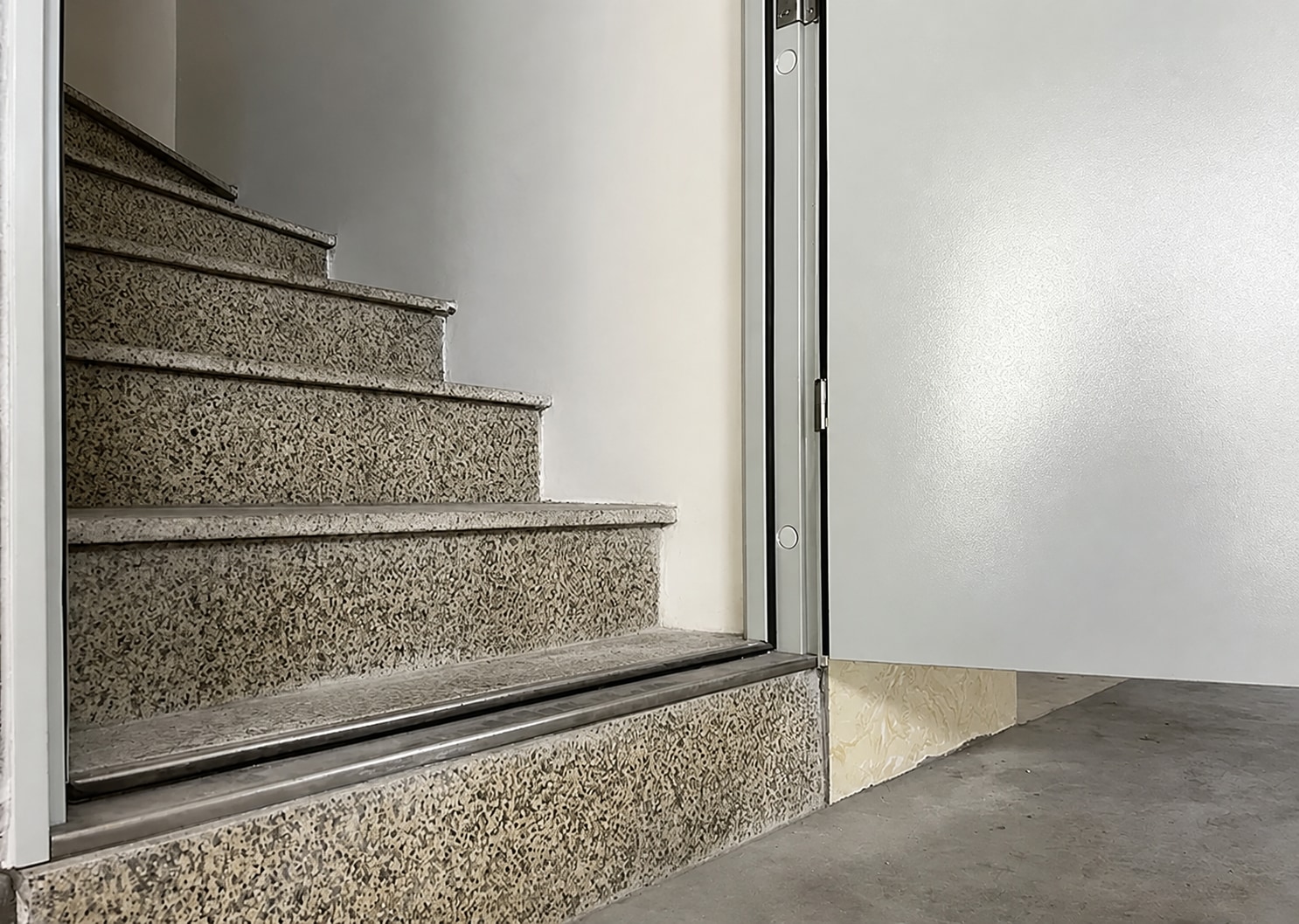 Doorsill inox SU304 có gioăng chặn khói lắp chân cửa chống cháy