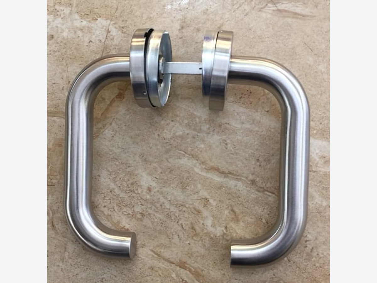 Tay nắm chữ C inox 304 lắp trên cửa thép chống cháy