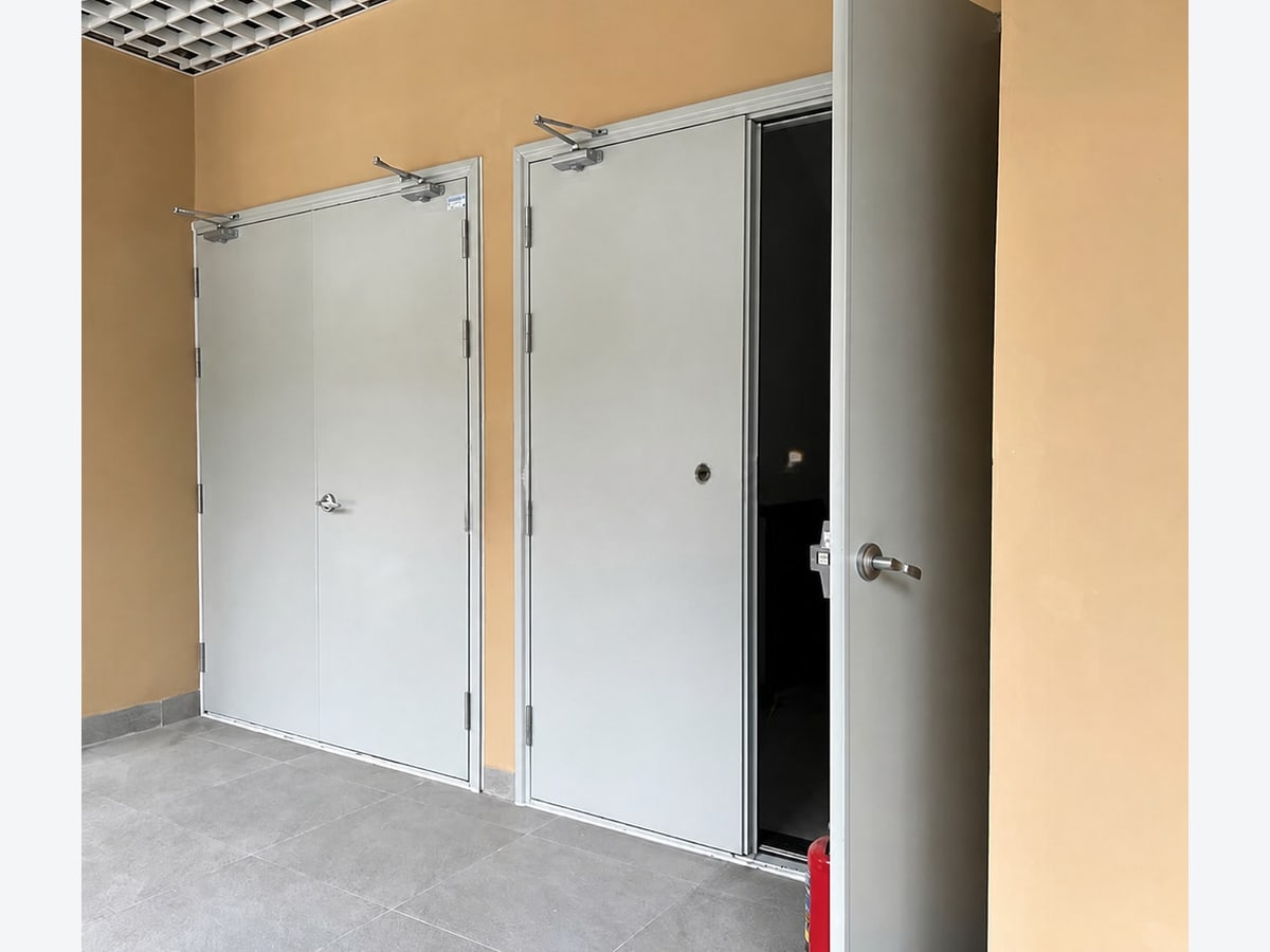 Ba bộ cửa chống cháy hai cánh lắp dọc hành lang công trình