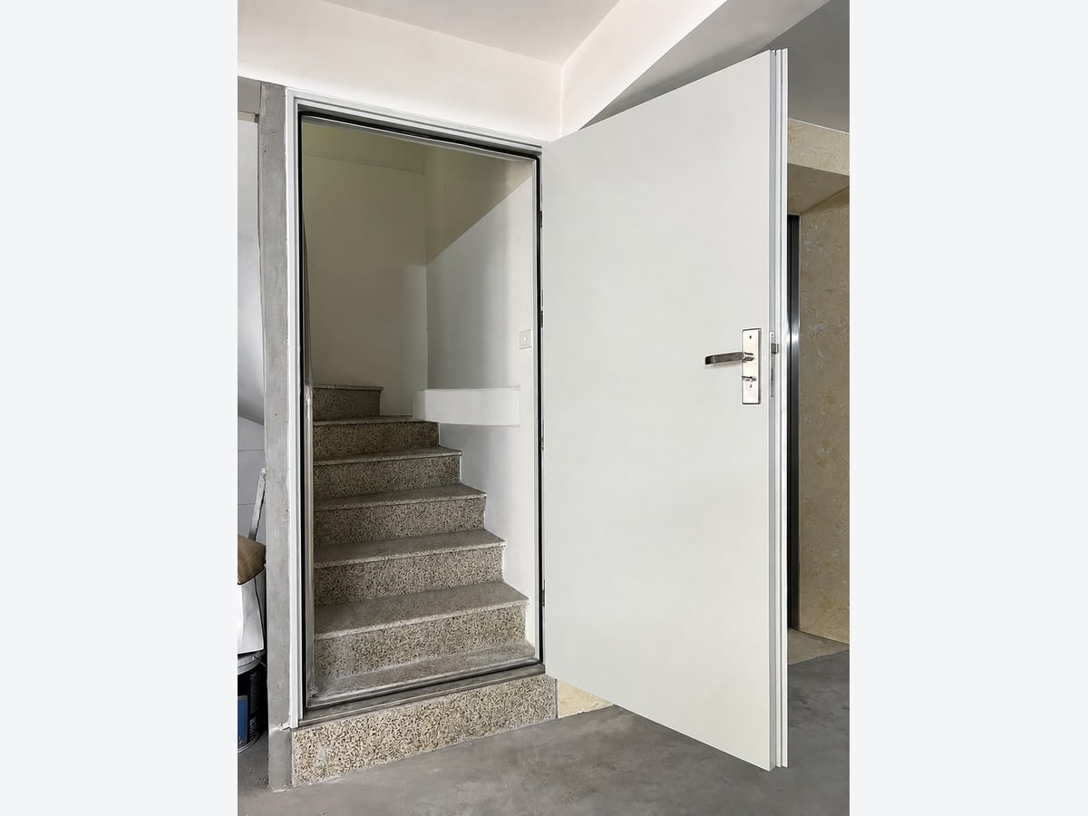 Cửa thép an toàn một cánh sơn tĩnh điện màu xám nhạt